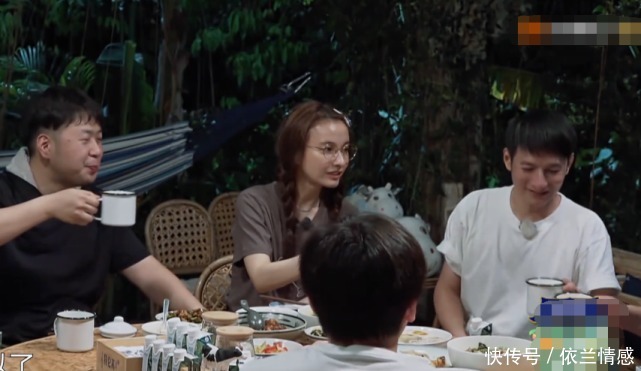 何老师|快乐家族作客蘑菇屋,待遇到底有多高看到晚饭场面,这真是第一次见