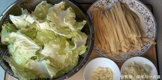 锅内加入|干豆腐不是只能凉拌吃,这样做更诱人,香辣入味,比吃肉过瘾