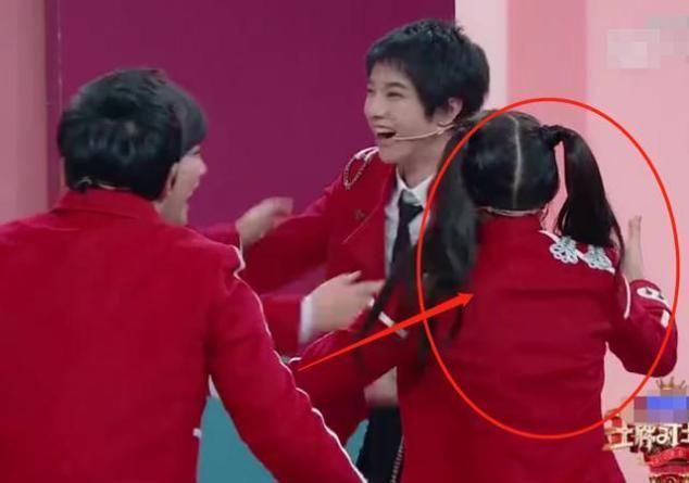  情商|有种“避嫌”叫华晨宇，当关晓彤索求抱抱时，他的做法堪称高情商