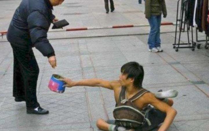 情绪|乞丐乞讨时被男子强脱裤子，接下来瞧到的画面让所有人情绪失控