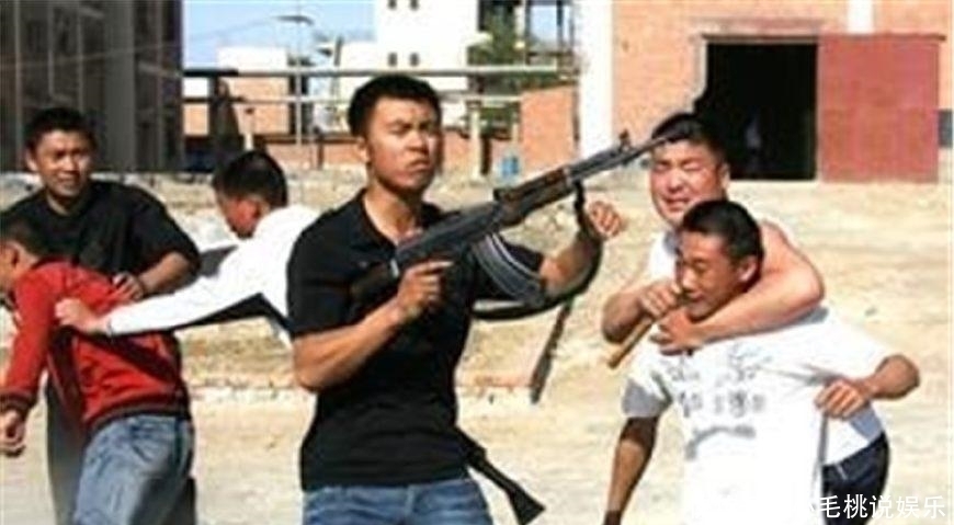悍匪|90年代悍匪手持AK47灭掉黑帮, 屡屡逃脱抓捕, 最后栽在特殊爱好上