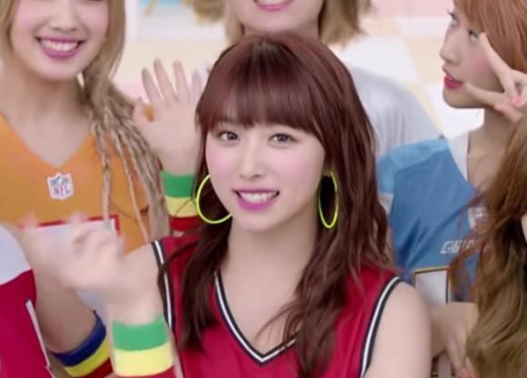 蜜蜂|青你2看了《蜜蜂少女队》,我终于明白孔雪儿的脸到底哪里奇怪