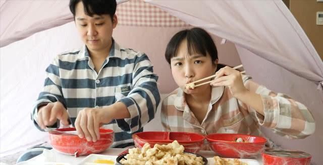 吃货|大胃王吃播吃货姐妹花比赛吃排骨,一顿就造20斤,疯狂抢肉吃差点打起来