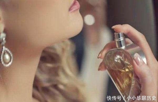 难闻|女人喷香水时，尽量少犯3个“错误”，不然味道易散，还难闻