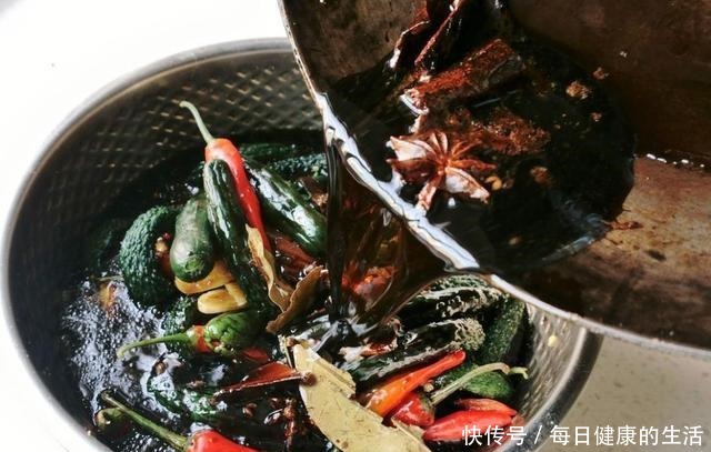 黄瓜就|腌黄瓜不酸脆还容易坏掉,这是因为你做错一步了,赶紧改过来吧!