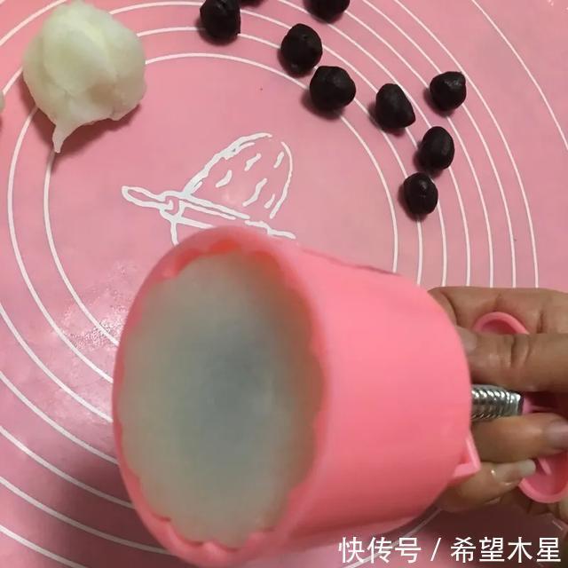 做法|最简单的月饼做法，一蒸一揉就搞定，口感带点爽脆又带点软糯