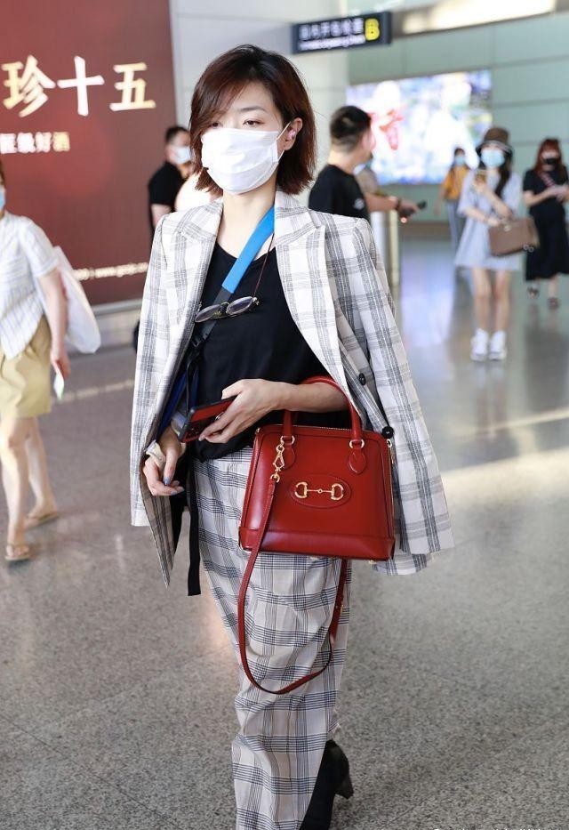 格子|万茜受伤后首次现身,机场手缠绷带,穿格子衣服攻气十足
