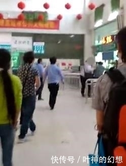 占便宜|女子车站被人占便宜，男友挺身而出，多次被打倒仍站起来，真爷们