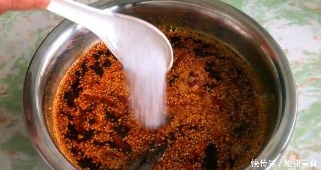 热油|炸辣椒油,只浇热油就“废”了,多加这1步,辣油香辣红亮特解馋