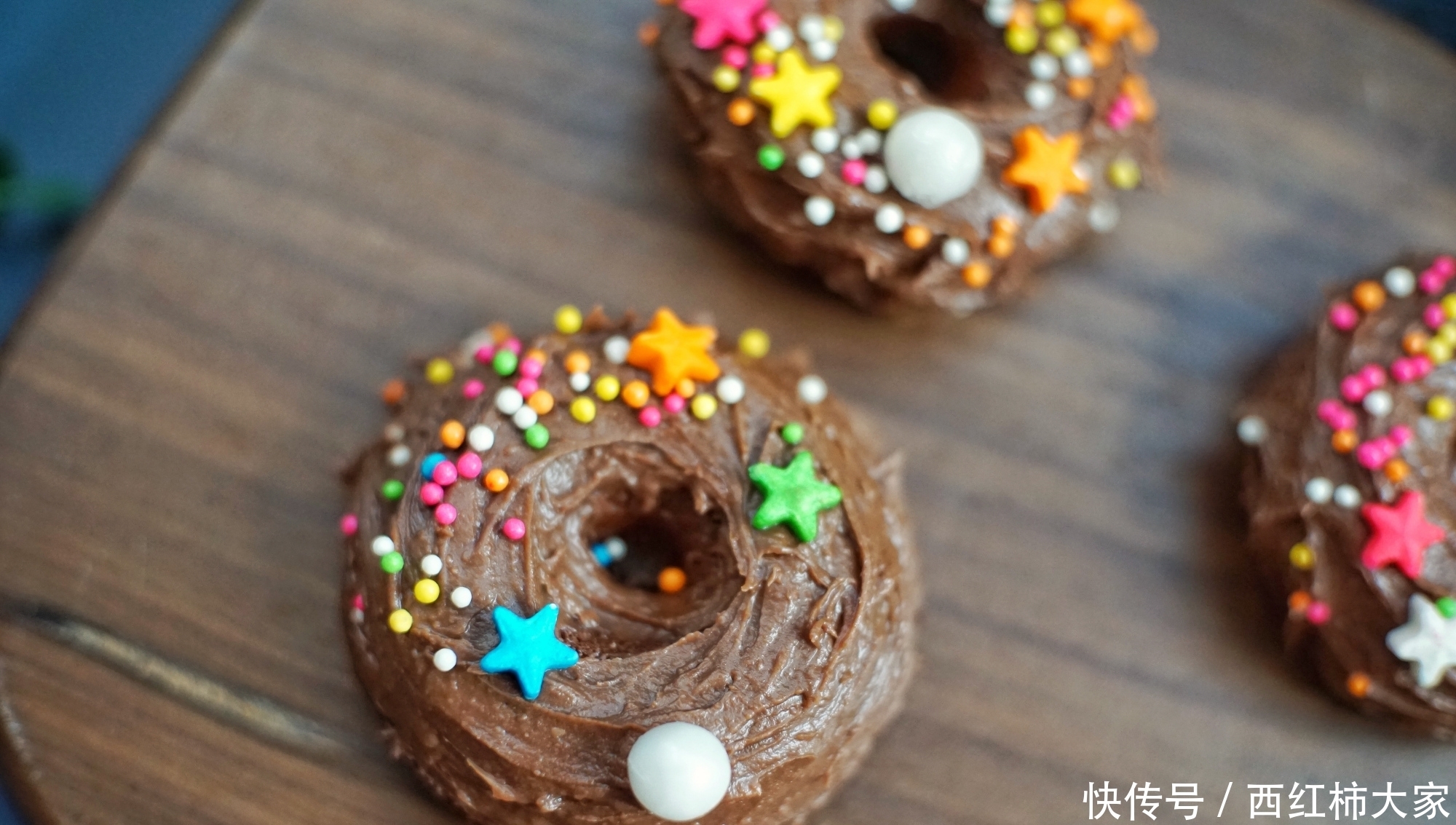 做出|不用烤箱,就能轻松做出甜甜圈小蛋糕,自己DIY爱怎么吃就怎么吃