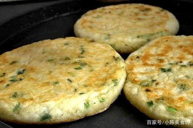 刷上一层|烙葱花饼时,不要只加葱花,多加一种食材,饼香软好吃有嚼劲