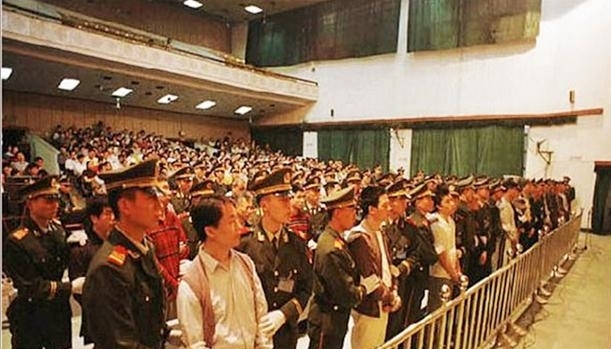 通缉|他17年抢4000万, 警方200万悬赏通缉, 2020年可出狱整60岁