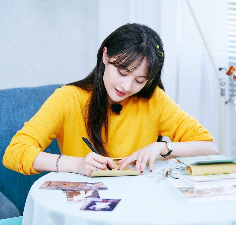  好坏|罗拉差点在厨房里摔倒，旁边郑爽的反应成亮点，暴露两人感情好坏