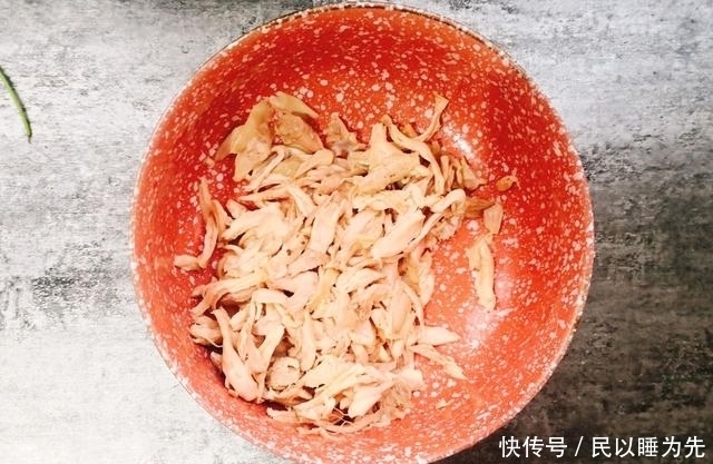 柠檬|鸡腿不炖也不炸,放入柠檬拌一下,酸辣开胃又下饭