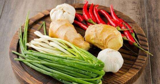 烹饪|葱、姜、蒜是我们烹饪时离不开的食物,那你知道哪一个更有营养吗