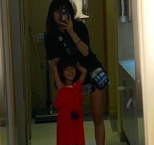 厕所|咘咘波妞胆子小,上厕所也要姐姐陪,梧桐妹却和俩妹妹开心玩自拍