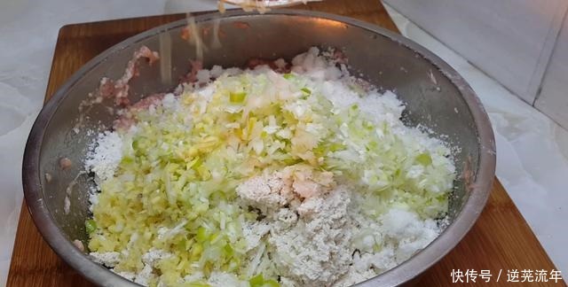 丸子|不管炸什么丸子,都别直接下锅,教你简单一做,过年5斤不够吃!