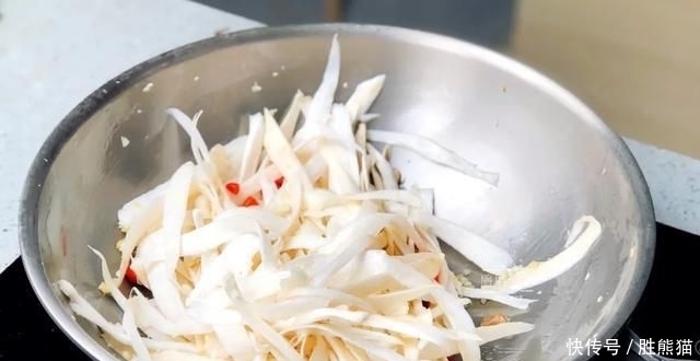 口感|不醒面不擀面,一把剪刀就能做面条,口感劲道爽滑,全家都爱吃