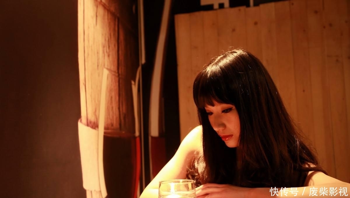  敲门|女孩深夜回家遭陌生男子尾随，惊慌脱险后，男子敲门：能约你吗？