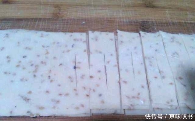  芝麻|一碗面粉，一把芝麻，教你做美味的油炸筷子，咸脆香！