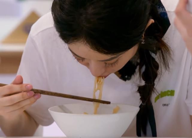 一目了然|赵丽颖李浩菲吃面条,看清两人的吃相,女明星和艺人差距一目了然