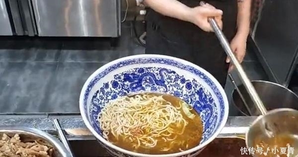 面馆|这碗“帝王牛杂面”,108元一碗,面馆天天爆满,食友排队也等