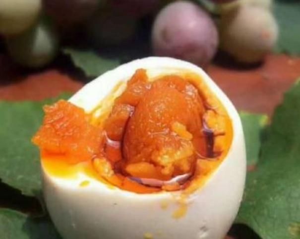 沙流油|不管腌制什么蛋,多加这“两味料”蛋黄起沙流油,超级好吃