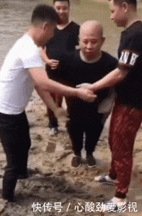 难受|“妹子的护甲快掉了,我看着都难受...”哈哈哈又犯强迫症了!