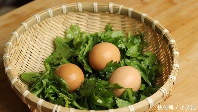 鸡蛋|芹菜叶不要再丢了,教你最简单的家常做法,5分钟出锅,超简单