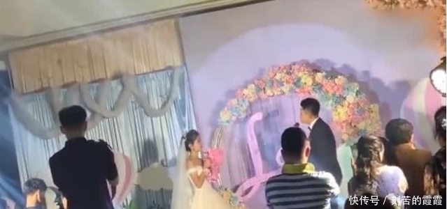 婚礼|婚礼上新娘要五万拜堂钱，被拒后怒摔捧花扬长而去，新郎：随你便