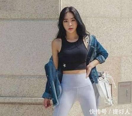  时尚|身材苗条的打底裤美女，展现靓丽姿态，让人总想多瞄几眼！