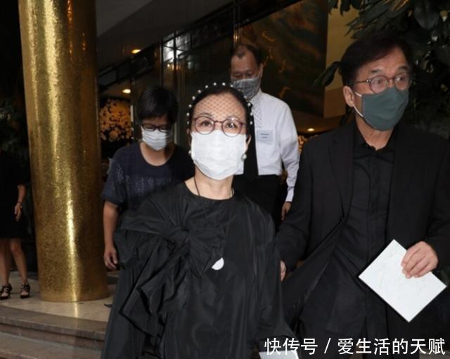 低调|66岁成龙出席赌王葬礼,身材清瘦状态显老,低调到被媒体忽略了