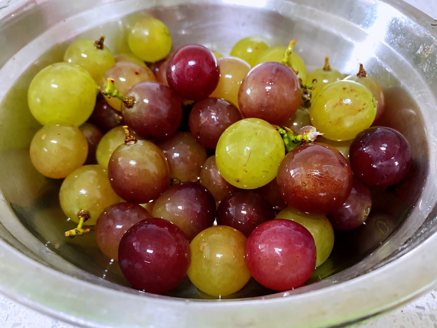 小妙|葡萄不要清水洗,灰尘虫卵洗不掉,教你一个小妙招,脏东西全跑光