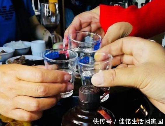 人都|你还在酒桌上拼命喝酒结交人脉这3点原因,让你认清所谓的人脉