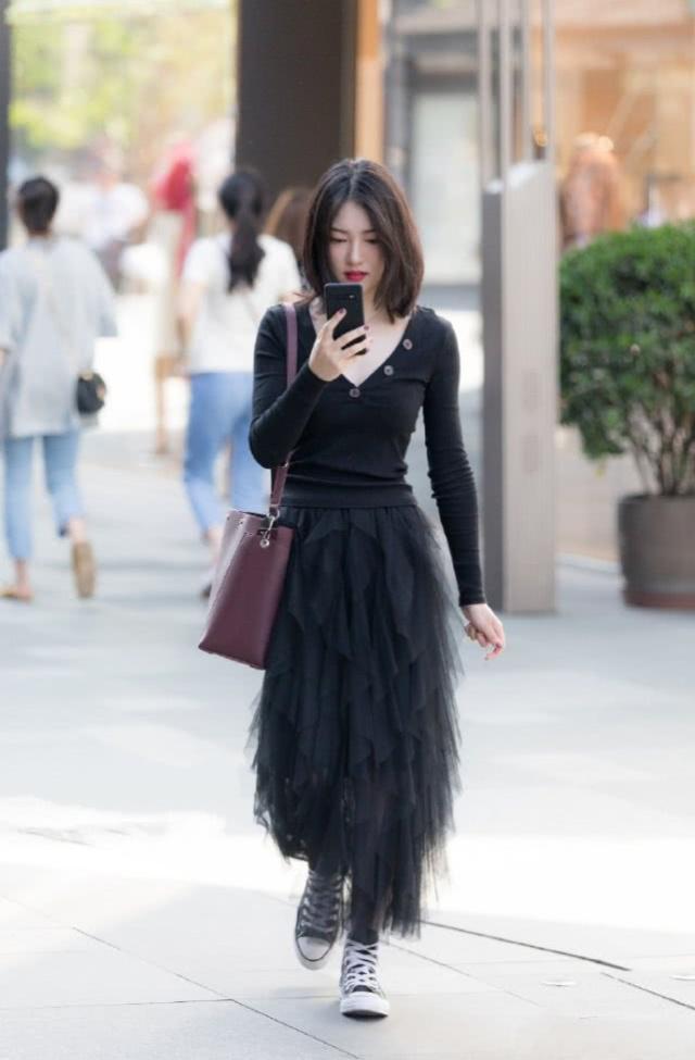  时尚|街拍：面带微笑的小姐姐，黄色卫衣配牛仔裤，青春靓丽气息