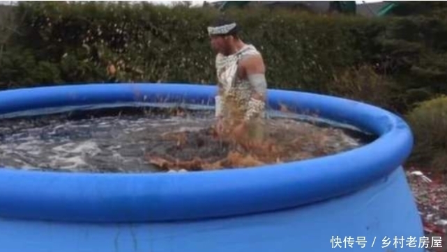 躺进|全身贴满曼妥思，躺进可乐游泳池是什么体验？小哥实测！