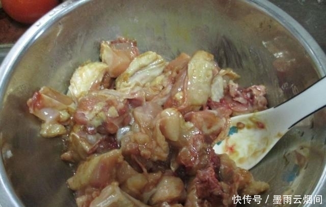  汤汁|鸡肉和它最相配，蒸一蒸就上桌，鲜香弹滑营养高，连汤汁都不剩