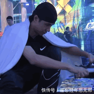  王一博|节目里摔椅子、抛滑板……王一博A爆之后的下一秒……才是神反应啊！