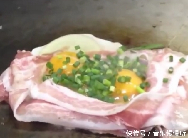 小伙|小伙把鸡蛋打在五花肉上,十分钟后,路人惊呆了