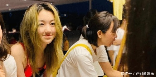 基因|14岁李嫣街边摆摊,暗金头发尽显时尚气质,完美继承王菲基因