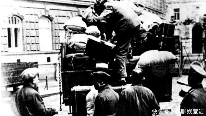 地上|音乐之都维也纳隐藏着犹太人的屈辱:他们跪在地上用刷子清洗大街