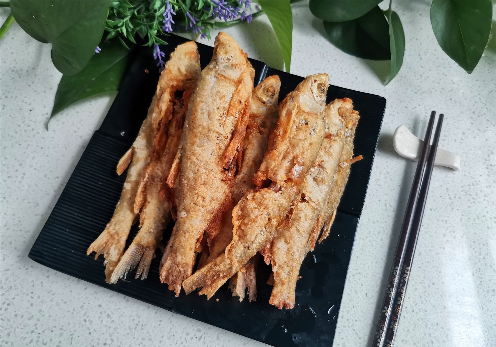 鲜香|下酒菜，除了花生米，这个菜也是下酒硬菜，金黄酥脆味道鲜香