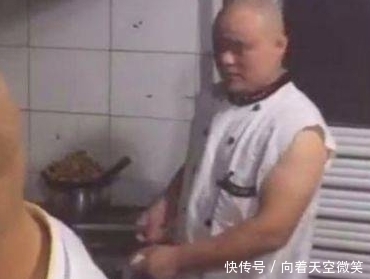 女子|女子菜里发现头发,要求饭店赔偿,到厨房看到厨师后瞬间尴尬了