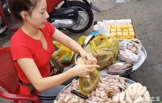 意外|40岁大妈街边卖肥肠,却因长相意外走红,并称其为“肥肠西施”