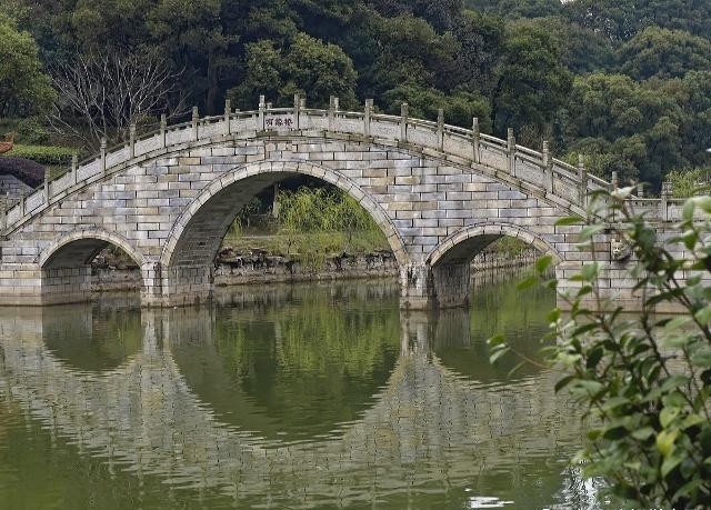 义士|修石桥为母行孝,杀和尚替父报仇,皇帝说“义士不杀”