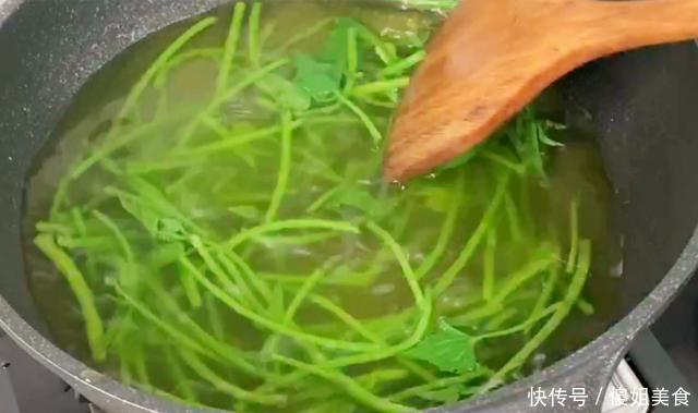  红薯梗|夏天这碱性蔬菜要多吃，钙是西红柿的8倍，清脆爽口，不懂可惜了