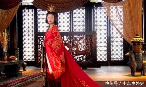 地上|古代女子裙摆那么长,拖在地上走,不怕弄脏吗?说出来你可能不信