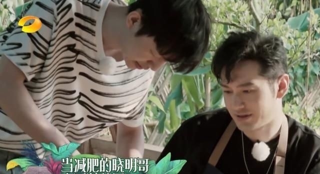  低头|《中餐厅》后遗症？黄晓明做客蘑菇屋，全程低头洗碗像服务员！