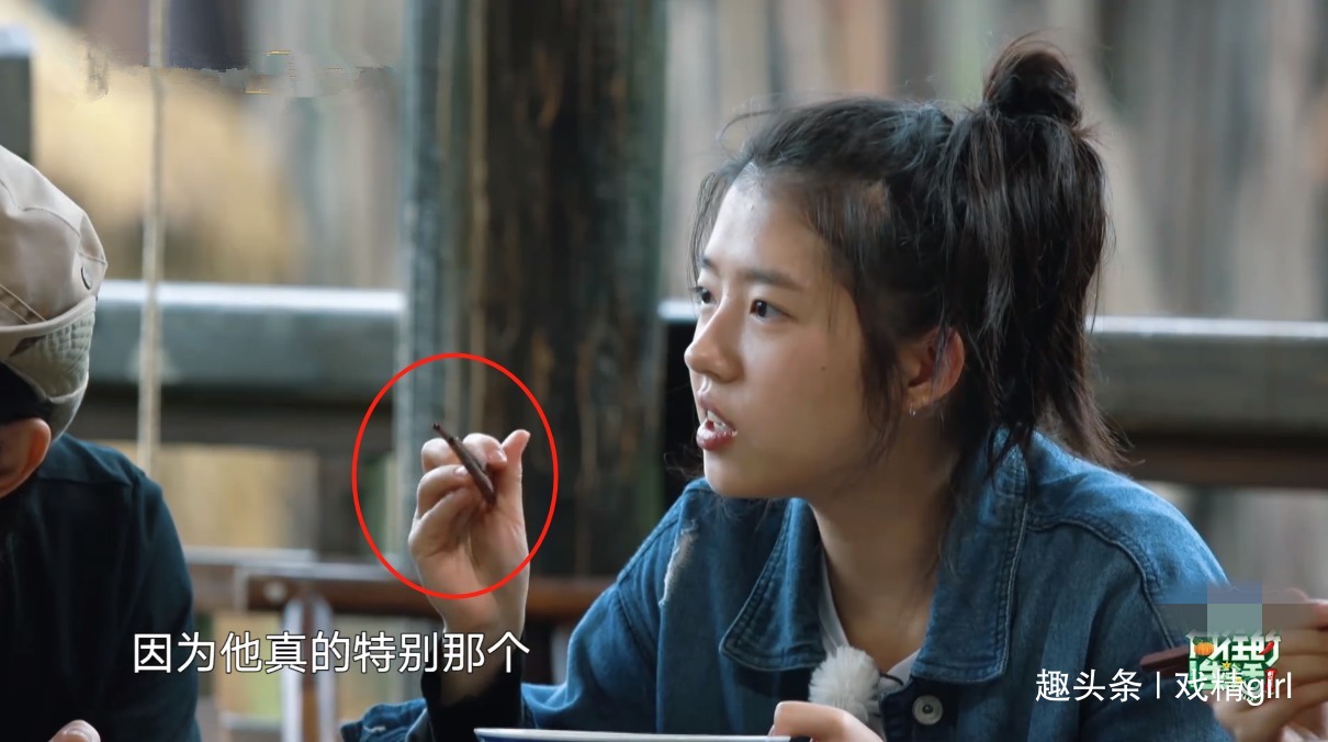  礼貌|张柏芝送的手包价格曝光，有点小贵，何蓝逗拿筷子指彭昱畅没礼貌