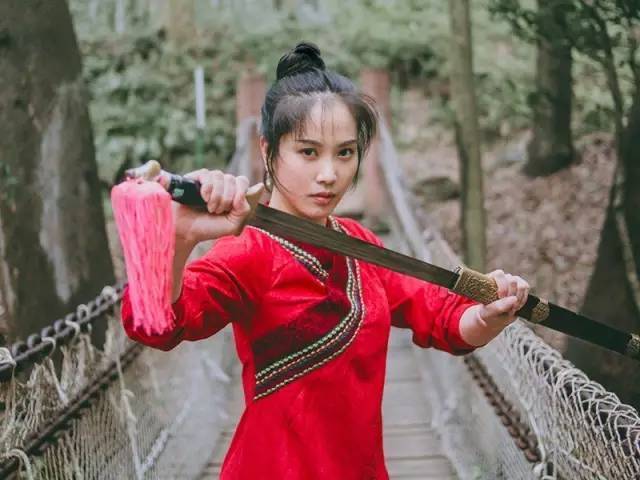 拳馆|醉汉调戏火锅店老板娘反被殴打摆拍：宣扬正义？还是为拳馆宣传？